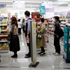 도쿄 하루새 ‘도시봉쇄’ 공포 확산… 시민들 생필품 사재기 행렬