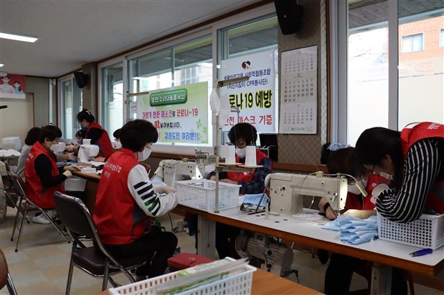 지난 16일 강원도 춘천 자원봉사센터에 모인 지역 자원봉사자들이 코로나19용 ‘안심 마스크’를 만들고 있다. 춘천 자원봉사센터는 지난 16일부터 20일까지 총인원 762명이 안심 마스크 1만 2000개를 제작했다고 밝혔다. 한국중앙자원봉사센터 제공