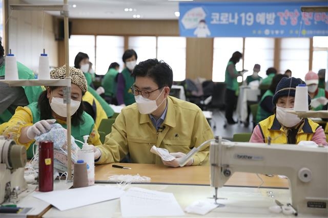 강동구청장 “천마스크도 보건용 못잖아요”