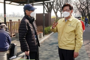 ‘사회적 거리두기’ 직접 홍보 나선 유덕열 동대문구청장