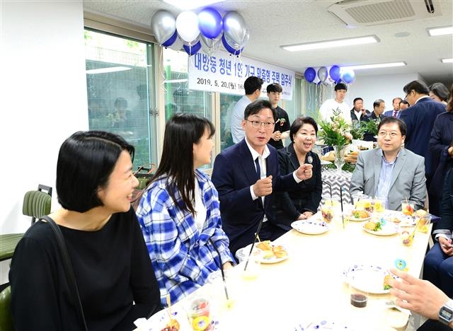 2018년 5월 대방동에 들어선 청년 임대주택에서 이창우 동작구청장이 청년들과 대화를 나누고 있다. 동작구 제공