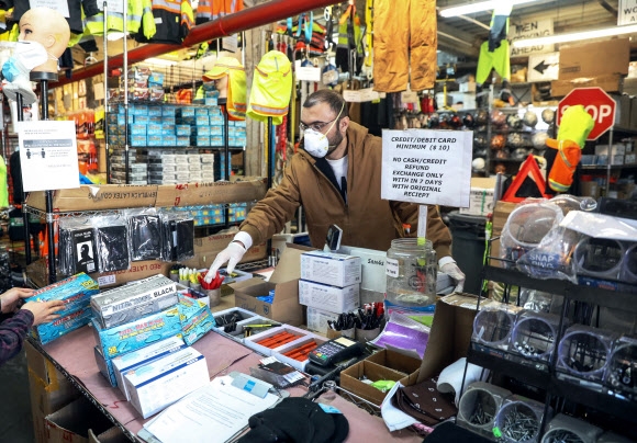 코로나19 확진자가 미국 뉴욕시 브루클린에서 한 의료인이 건설자재 판매점인 세이프티 킹에서 장갑과 마스크를 사고 있다. 뉴욕 로이터 연합뉴스