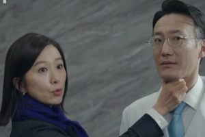 ‘부부의 세계’ 김희애 앞 비굴 병원장은 전직 검사