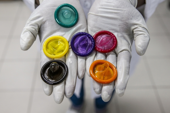 말레이시아 ‘카렉스’ 공장에서 생산하는 콘돔.  EPA 연합뉴스