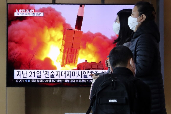 사람들이 29일(현지시간) 서울 기차역에서 뉴스 프로그램 도중 북한의 미사일 발사 장면을 보여주는 TV 화면을 보고 있다. 이날 북한은 단거리 탄도미사일로 추정되는 발사체 2발을 발사했다. AP 연합뉴스