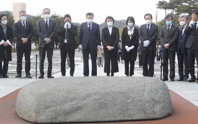 열린민주당 노무현 대통령 묘역 참배