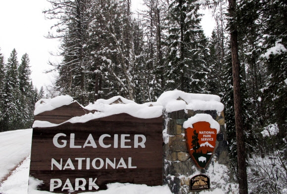 몬타나주에서 지난 27일(현지시간) 미국에서 가장 유명한 국립공원 중 하나인 그레이셔 파크의 운영을 중단한다고 밝혔다. 사진은 2012년 12월 간판에 눈이 쌓인 모습. AP통신