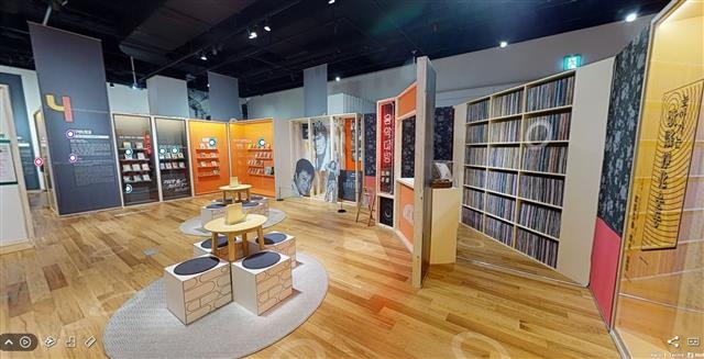 서울 송파구 가락동에 위치한 송파책박물관의 기획특별전시 ‘노래책, 시대를 노래하다’의 360도 가상현실(VR) 콘텐츠. 구는 코로나19 여파로 지난달 20일부터 박물관을 임시 휴관하면서 온라인으로 전시를 즐길 수 있도록 VR 서비스를 제공하고 있다. 송파구 제공