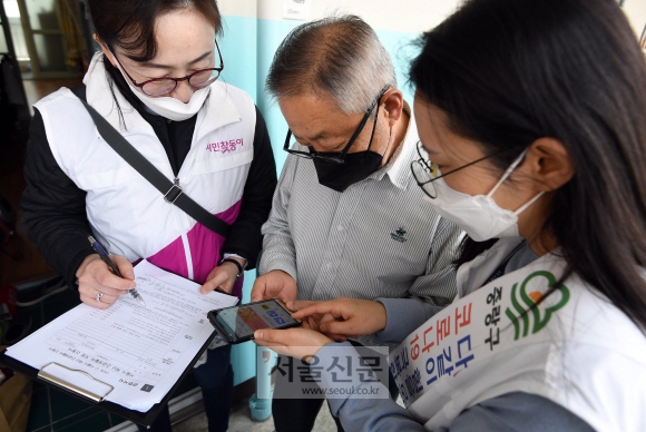 30일 서울 중랑구 신내2동 주민센터 직원이 거동이 불편한 어르신 댁을 찾아 재난긴급생계비 지원 신청을 받고 있다. 중랑구는 코로나19로 어려움을 겪고 있는 거동불편 가정에 직접 방문하여 재난긴급생활비 지원 신청을 받고 있다고 밝혔다. 2020.3.30. 박윤슬 기자 seul@seoul.co.kr