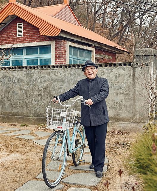풀꽃문학관에선 나태주 시인에게 어울리는 소품 두 개를 발견할 수 있다. 그는 자전거를 타다가 일상의 행복을 떠올리기도 한다.