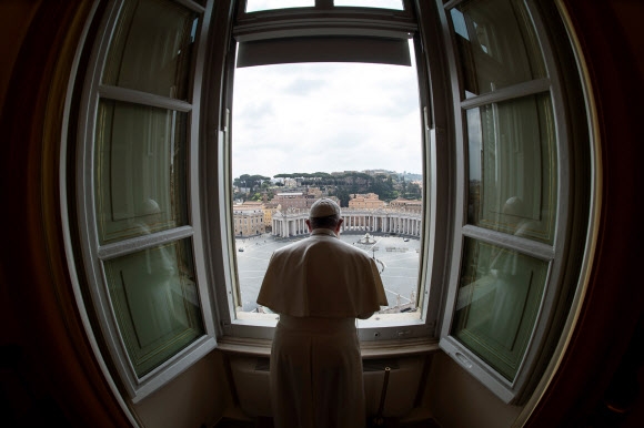 코로나19로 홀로 기도 바치는 프란치스코 교황