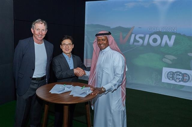 최덕형(가운데) 골프존뉴딘홀딩스 대표가 지난 2월 3일 사우디아라비아의 골프사우디서밋에서 ‘사우디골프’ 관계자와 양해각서를 체결하고 있다. 왼쪽은 골프교습가 데이비드 레드베터.