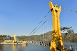 ‘내륙의 바다’ 장성호, 금빛 출렁다리에 일렁이는 호반의 봄빛