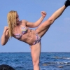 [포토] UFC 여성 플라이급 챔피언, 근육질 몸매 ‘멋진 사이드킥’