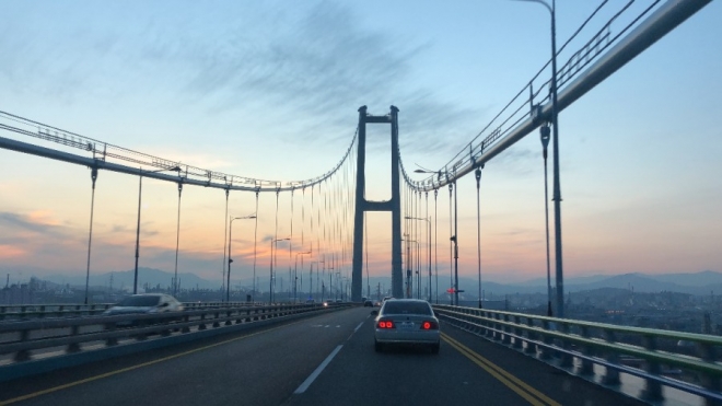 울산시는 조선경기 불황에다 코로나19까지 겹쳐 울산대교 통행료를 동결하기로 결정했다.