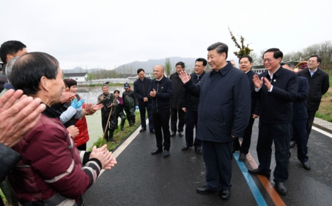 마스크 벗고 주민들 만나 대화하는 시진핑 시진핑 중국 국가주석이 30일 마스크를 쓰지 않은 채 저장성 안지현의 시골 마을인 위촌을 시찰하면서 길가에 나온 주민들에게 손을 들어 인사하고 있다. 인민망 한국어판 캡처 2020-03-31