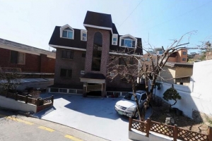 주택 담장·대문 허물고 주차장 짓는 종로