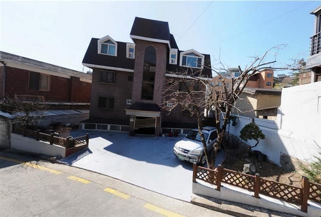 서울 종로구가 주택가 이면도로 주차 문제를 해결하고 도심 녹지공간을 확충하기 위해 ‘2020년 그린파킹 사업’을 추진한다. 사진은 주택가 담을 허물고 조성한 ‘그린파킹’ 주차장 전경. 종로구 제공