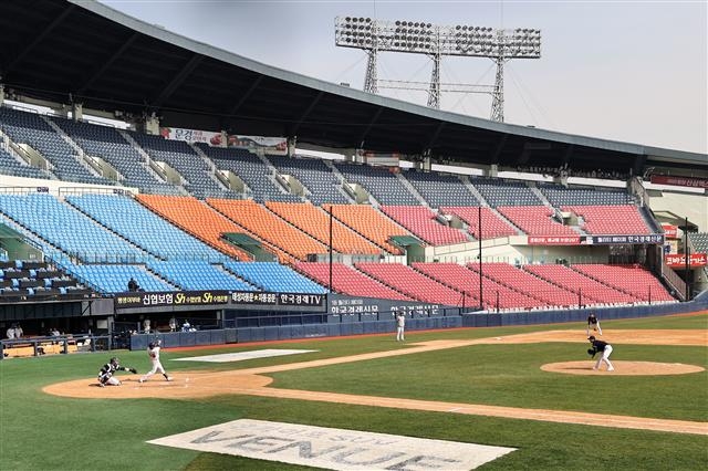 두산 야구단 선수들이 31일 서울 잠실야구장에서 자체 청백전을 진행하고 있다. 뉴스1