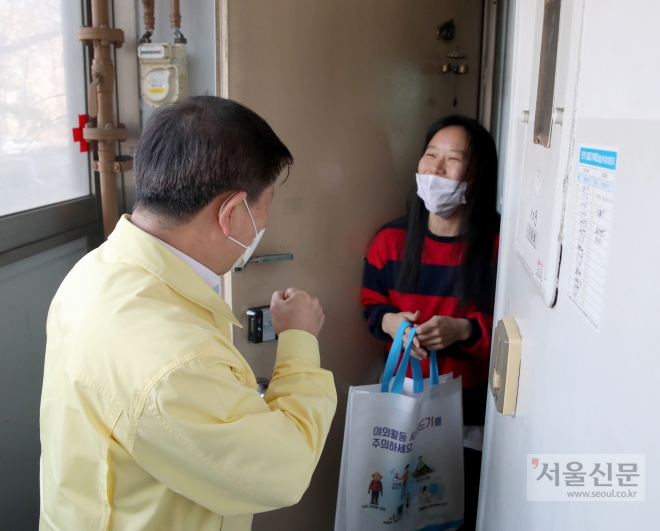 박승원 광명시장이 철산동 아파트 2곳을 찾아 주민에게 책을 배달하고 있다. 광명시 제공