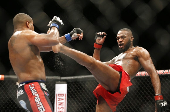 2015년 UFC182에서 다니엘 코미어를 상대로 하이킥을 날리고 있는 존 존스. AP 연합뉴스