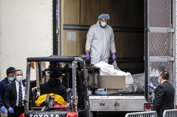 ‘임시영안실’ 냉동트럭에 실리는 뉴욕 코로나19 사망자