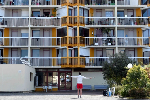 [포토] ‘레슨 중’…헬스 트레이너, 프랑스 코로나19 자택격리 주민 대상 건물 밖 지도