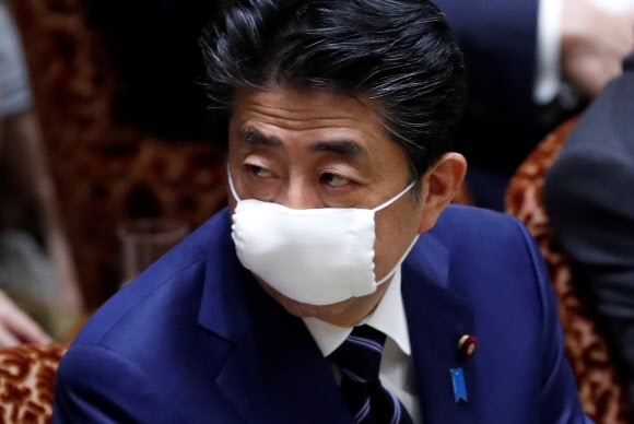 마스크 착용하고 의회 출석한 일본 총리
