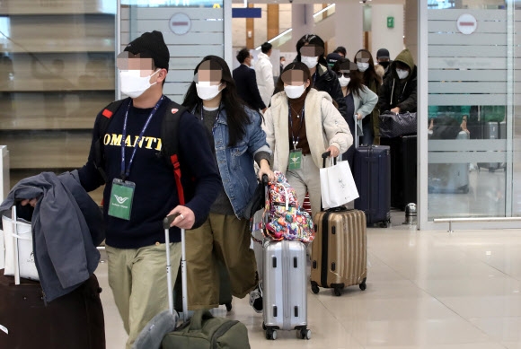 1차전세기로 이탈리아 교민 귀국 이탈리아의 밀라노 지역 교민과 주재원 등이 1일 오후 전세기를 타고 인천국제공항 2터미널을 통해 귀국하고 있다.  입국자들은 입국 직후 전원 특정 시설로 이동해 코로나19 진단검사를 받는다. 여기서 모두 음성 반응이 나오면 자가 격리로 이어지고, 한 명이라도 양성 반응이 나올 경우 전원 14일간 시설 격리된다. 2020.4.1  연합뉴스