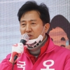 오세훈 유세현장에 흉기 든 괴한 돌진…경찰 바로 제압