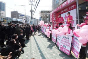 [서울포토] 선거운동 시작한 오세훈 미래통합당 광진을 후보