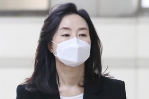 [포토] 마스크 쓰고 공판 출석한 조윤선 전 정무수석