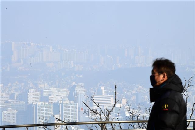 미세먼지 계절관리제가 효과를 거둔 가운데 정부가 대기질 관리 강화에 나섰다. 사진은 2018년 12월 서울 남산에서 본 미세먼지 가득한 도심. 정연호 기자 tpgod@seoul.co.kr