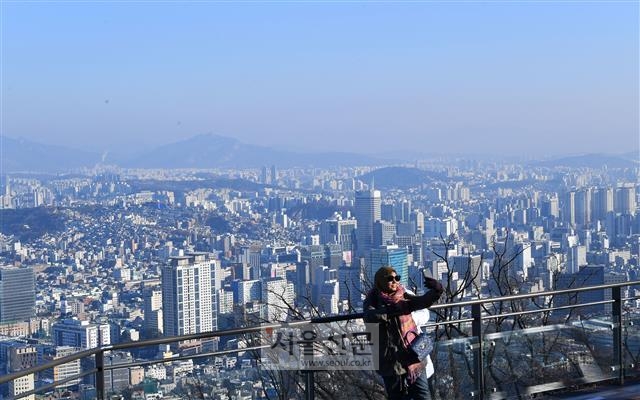미세먼지 계절관리제가 효과를 거둔 가운데 정부가 대기질 관리 강화에 나섰다. 사진은 지난해 12월 미세먼지가 줄어 푸른 하늘이 보이는 도심을 배경으로 남산 방문객이 사진을 찍는 모습. 오장환 기자 5zzang@seoul.co.kr