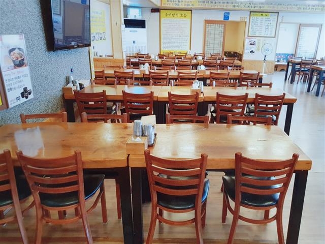 지난해 청주시 지원을 받아 입식테이블로 교체한 식당.  청주시 제공