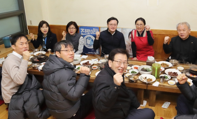 채현일(뒷줄 가운데) 서울 영등포구청장이 지난달 5일 확진자가 다녀간 지역 내 식당을 직원들과 함께 방문해 점심식사를 하고 있다. 2020.4.3. 영등포구 제공