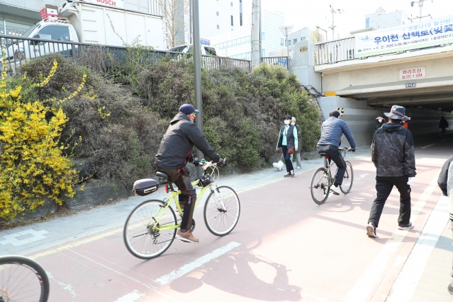 서울 강북구 우이천변에서 주민들이 자전거를 타는 모습. 2020.4.4. 강북구 제공