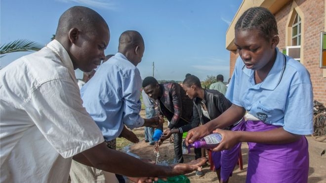 에이즈로 가장 극심한 피해를 입은 아프리카 국가 가운데 하나인 말라위의 수도 리롱웨 주민들이 코로나19 예방 캠페인의 일환으로 손을 열심히 씻고 있다. 리롱웨 AFP 연합뉴스 