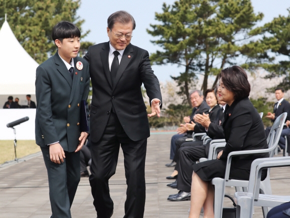 문재인 대통령이 3일 제주 4·3 평화공원에서 열린 ‘제72주년 제주 4·3 희생자 추념식’에서 편지를 낭독한 희생자 유족 김대호 군을 격려하고 있다. 2020.4.3  도준석 기자 pado@seoul.co.kr