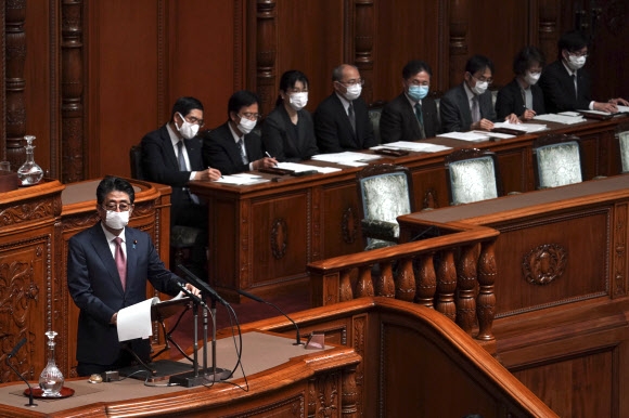 마스크 쓰고 회의 참석한 일본 총리와 의원들