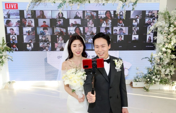 ‘예식장은 서울, 하객은 대구’…KT, 온라인 생방송 결혼식 지원