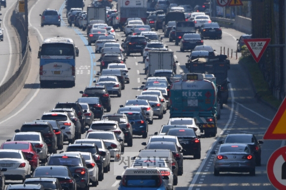 나들이 객이 몰린 5일 서울 반포IC인근 경부고속도로에 차량이 가득하다. 2020.4.5 박지환기자 popocar@seoul.co.kr