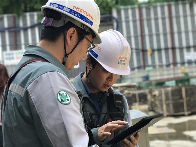 포스코건설 안전관리감독자들이 태블릿PC로 포스원에 접속해 공사 정보를 확인하고 있다.  포스코건설 제공