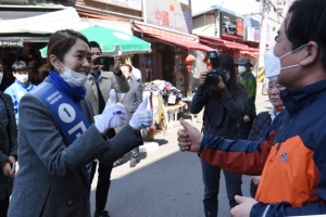 “高, 힘있는 여당 후보여서 지지” vs “吳, 경험 많으니 인물 보고 뽑죠”