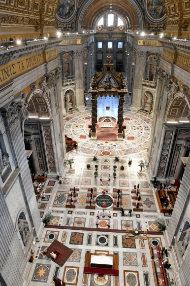 교황, 신자 없이 성지 주일 미사…텅 빈 성당 내부