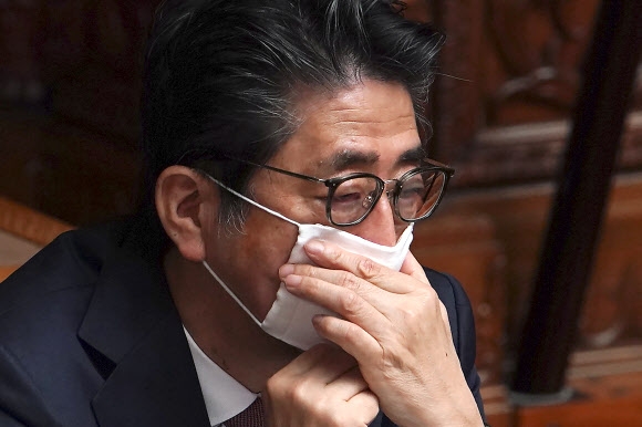 마스크를 쓴 아베 신조 일본 총리가 3일 참의원 본회의에 참석했다. 2020.4.3 AP 연합뉴스