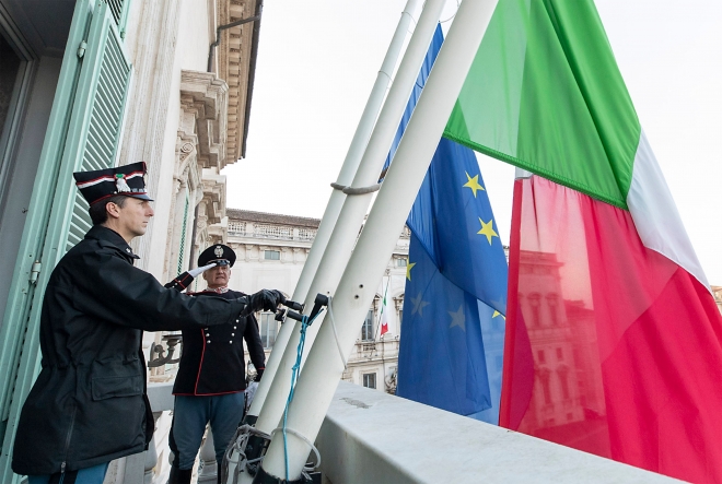 코로나19 희생자 추모 조기 게양하는 이탈리아 대통령궁