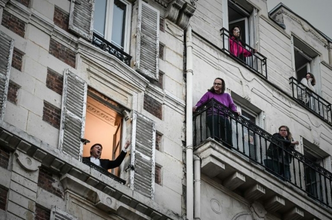 테너 스테파네 세네찰은 매일 저녁 7시면 이웃들을 즐겁게 하기 위해 아파트 발코니에 나와 아리아를 부른다. AFP 자료사진 