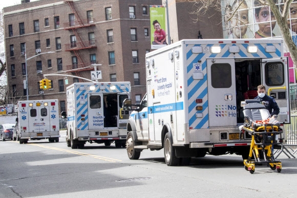 뉴욕 병원 앞 ‘코로나19 대응’ 구급차들