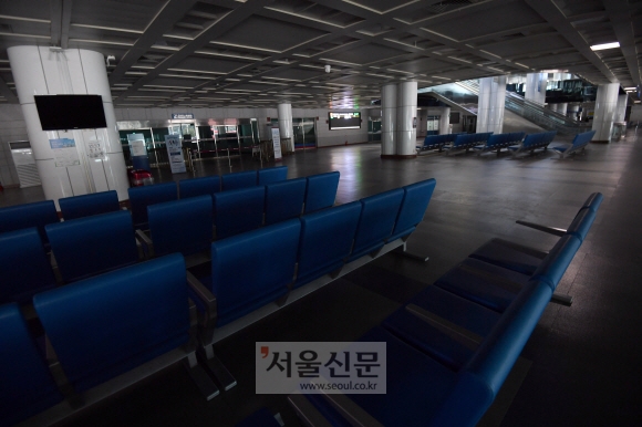 이용항공기가 없어 사실상 운영이 중단된 강원도 양양국제공항 청사에 불이 꺼져 있다. 2020.4.6  박지환 기자 popocar@seoul.co.kr